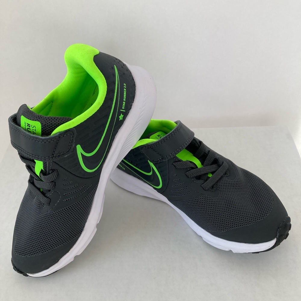 Nike Star Runner Sneaker Green Boys or Girls Size: 10.5 Child. New no box!